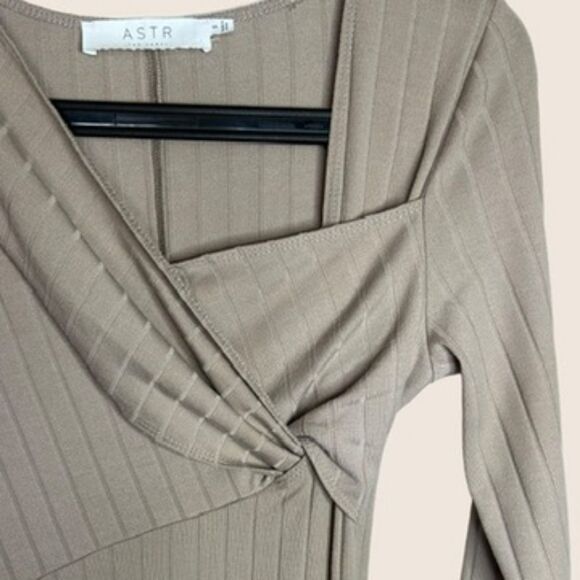 🍦 SMALL TWIST FRONT RIBBED BODYCON MIDI DRESS OATMEAL CREAM ASTR THE LABEL - Picture 3 of 7